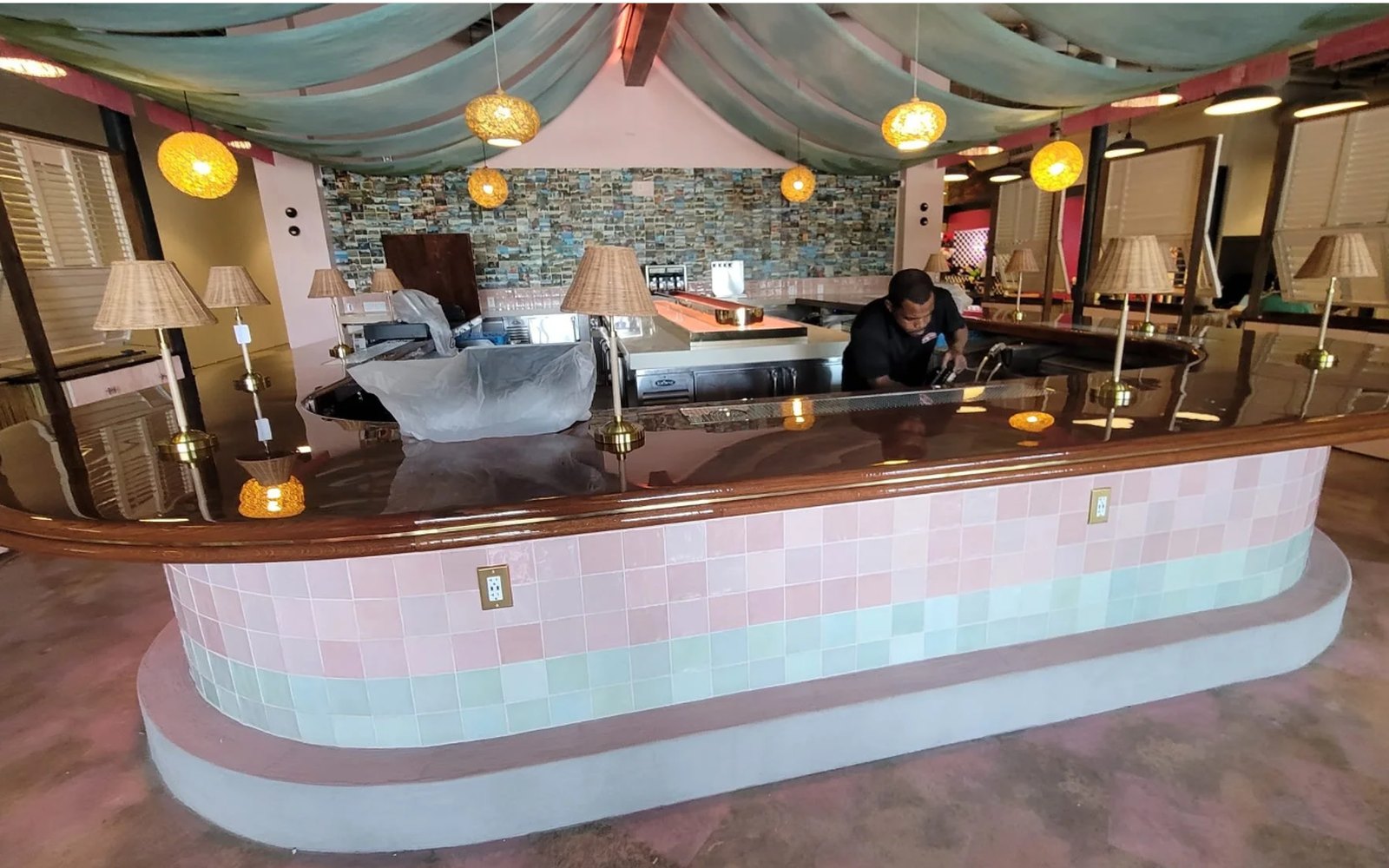 Finished curved bar with a high-gloss slab top, radius bar rail and a tiled die
